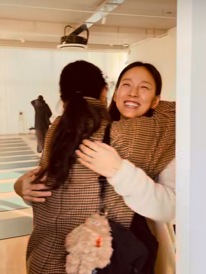 ムン・ソリ、イ・ヒョリのヨガ・スクールをサプライズ訪問…ハグ写真も