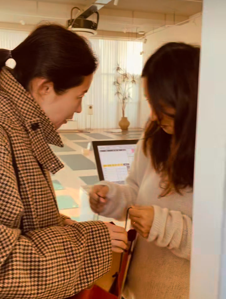 ムン・ソリ、イ・ヒョリのヨガ・スクールをサプライズ訪問…ハグ写真も