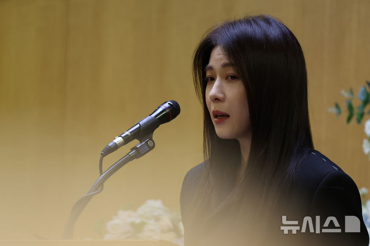 【フォト】ハ・ジウォン　悲しみこらえ追悼の辞…故イ・スンジェさん告別式で