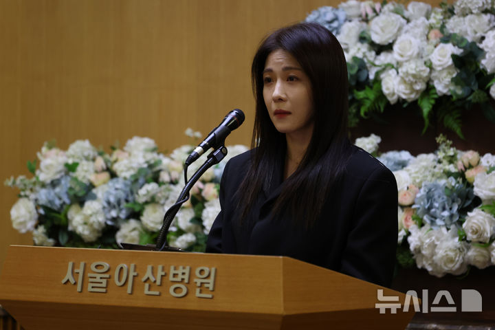 【フォト】ハ・ジウォン　悲しみこらえ追悼の辞…故イ・スンジェさん告別式で