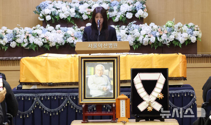 【フォト】ハ・ジウォン　悲しみこらえ追悼の辞…故イ・スンジェさん告別式で