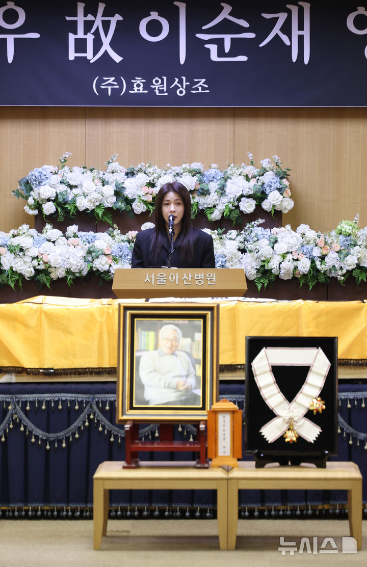 【フォト】ハ・ジウォン　悲しみこらえ追悼の辞…故イ・スンジェさん告別式で