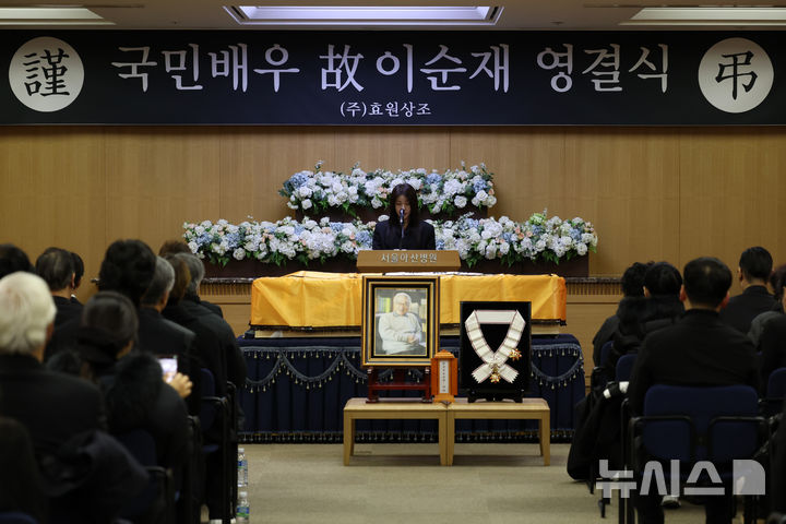 【フォト】ハ・ジウォン　悲しみこらえ追悼の辞…故イ・スンジェさん告別式で