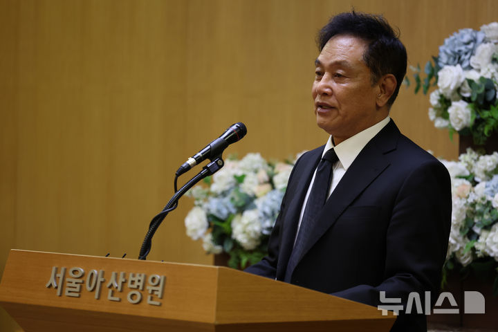 【フォト】イ・スンジェさんの告別式で追悼の辞を述べるキム・ヨンチョル