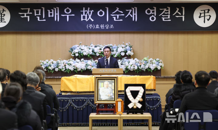 【フォト】イ・スンジェさんの告別式で追悼の辞を述べるキム・ヨンチョル