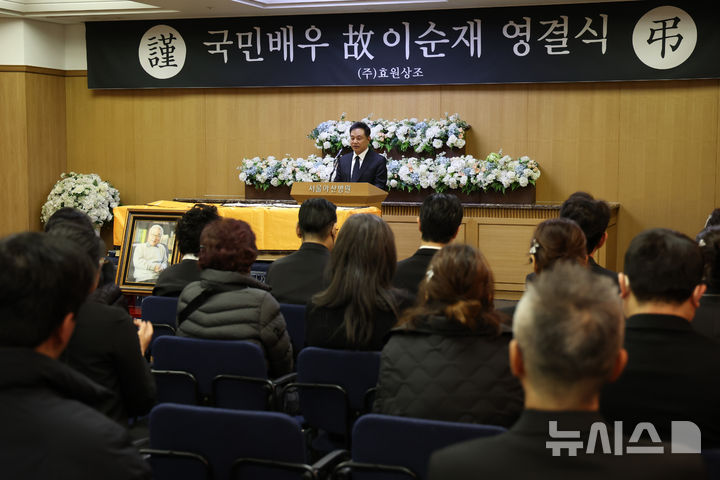 【フォト】イ・スンジェさんの告別式で追悼の辞を述べるキム・ヨンチョル