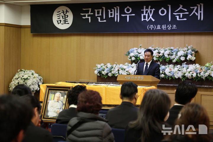 【フォト】イ・スンジェさんの告別式で追悼の辞を述べるキム・ヨンチョル