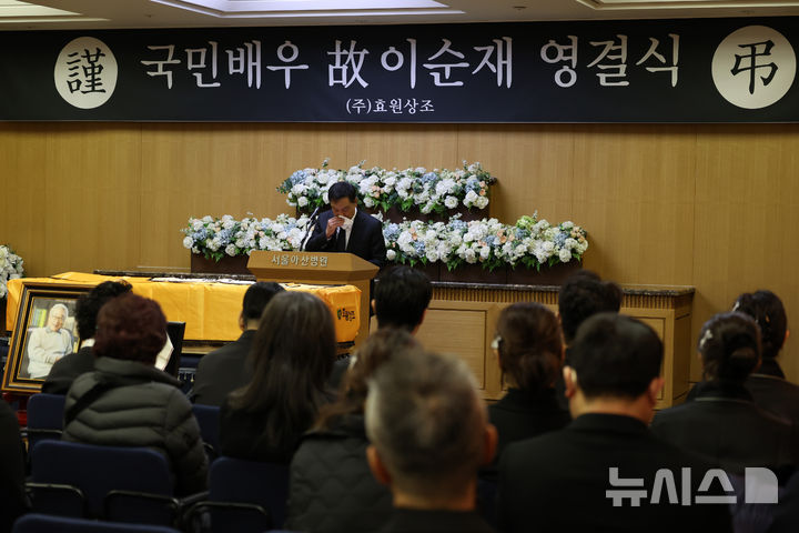 【フォト】イ・スンジェさんの告別式で追悼の辞を述べるキム・ヨンチョル