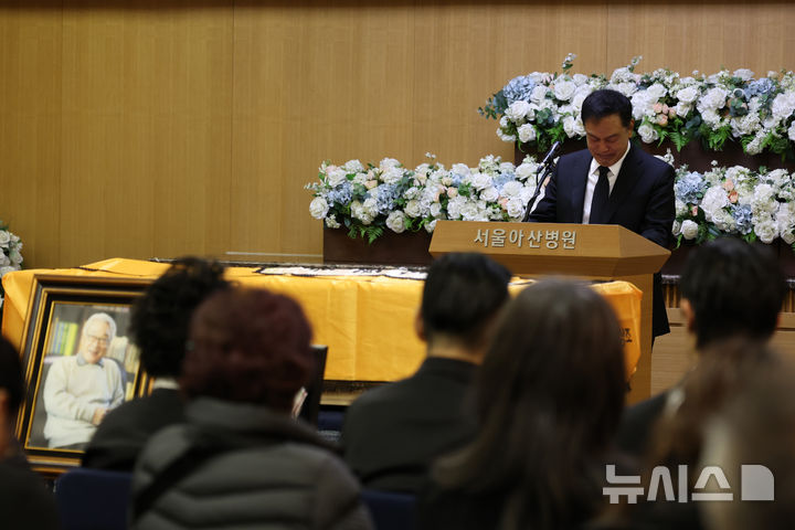 【フォト】イ・スンジェさんの告別式で追悼の辞を述べるキム・ヨンチョル