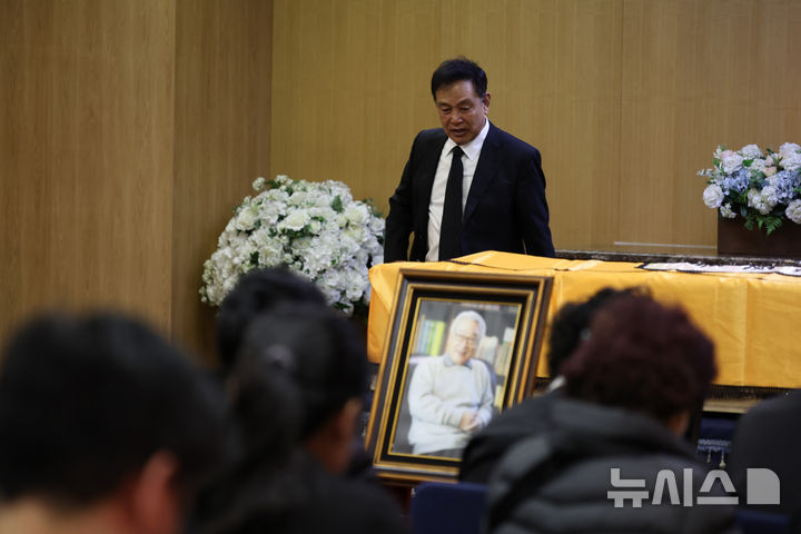 【フォト】イ・スンジェさんの告別式で追悼の辞を述べるキム・ヨンチョル