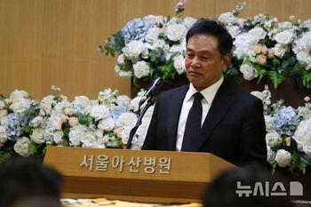 【フォト】イ・スンジェさんの告別式で追悼の辞を述べるキム・ヨンチョル