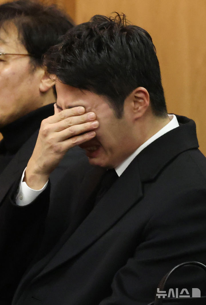 【フォト】チョン・イル　あふれる涙…故イ・スンジェさんの告別式に参列