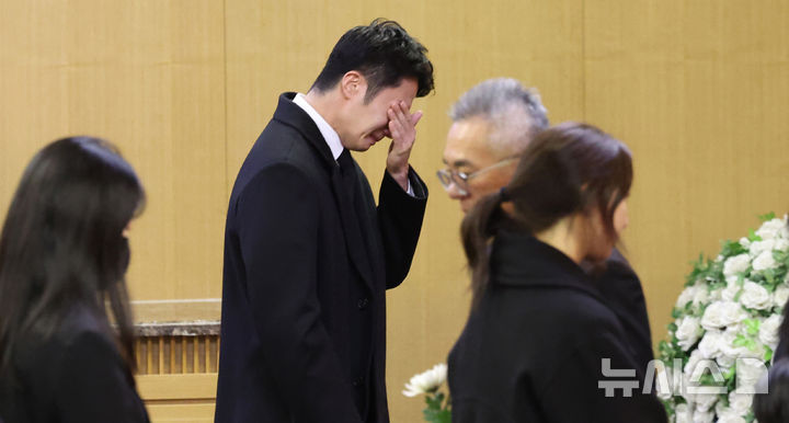 【フォト】チョン・イル　あふれる涙…故イ・スンジェさんの告別式に参列