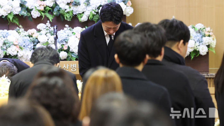 【フォト】チョン・イル　あふれる涙…故イ・スンジェさんの告別式に参列