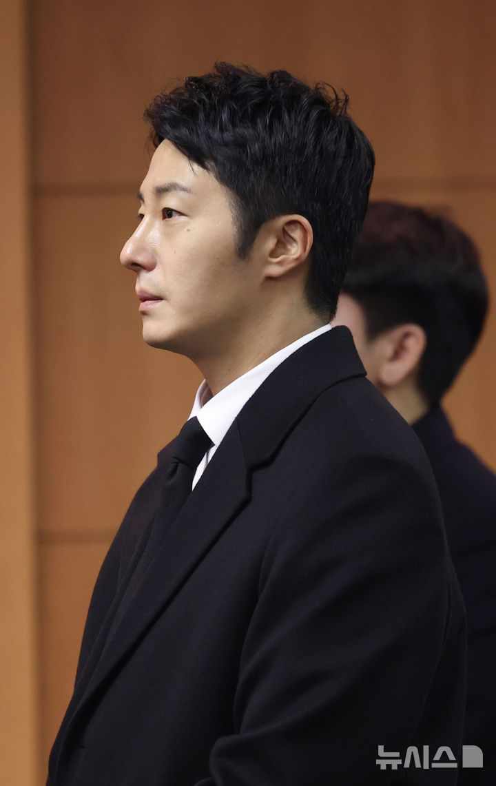 【フォト】チョン・イル　あふれる涙…故イ・スンジェさんの告別式に参列