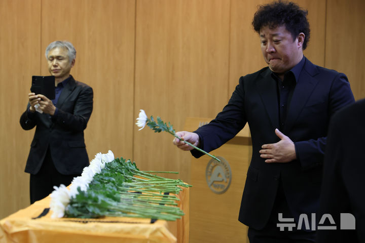 【フォト】チェ・スジョン、ユ・ドングン、チョン・ジュノ…故イ・スンジェさん告別式で献花する俳優たち