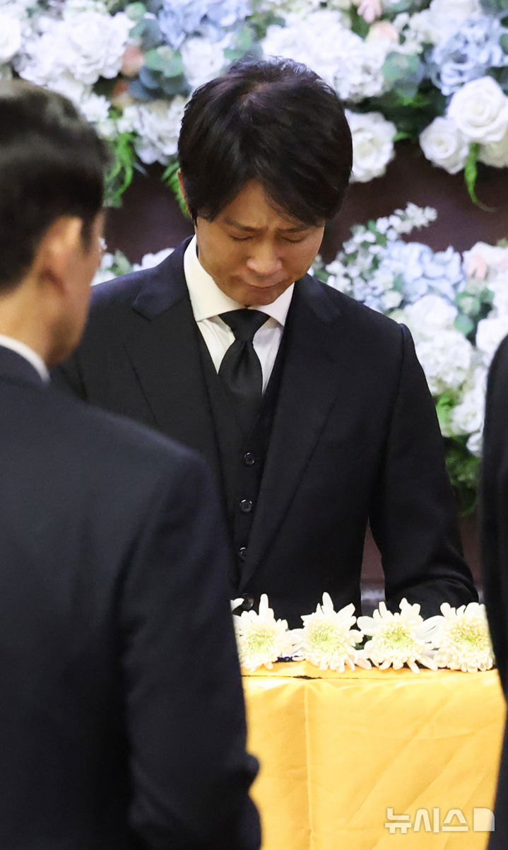 【フォト】チェ・スジョン、ユ・ドングン、チョン・ジュノ…故イ・スンジェさん告別式で献花する俳優たち