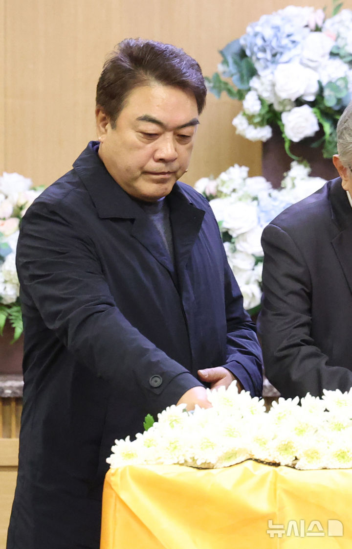 【フォト】チェ・スジョン、ユ・ドングン、チョン・ジュノ…故イ・スンジェさん告別式で献花する俳優たち