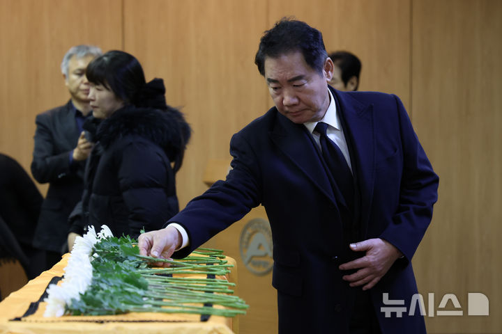 【フォト】チェ・スジョン、ユ・ドングン、チョン・ジュノ…故イ・スンジェさん告別式で献花する俳優たち