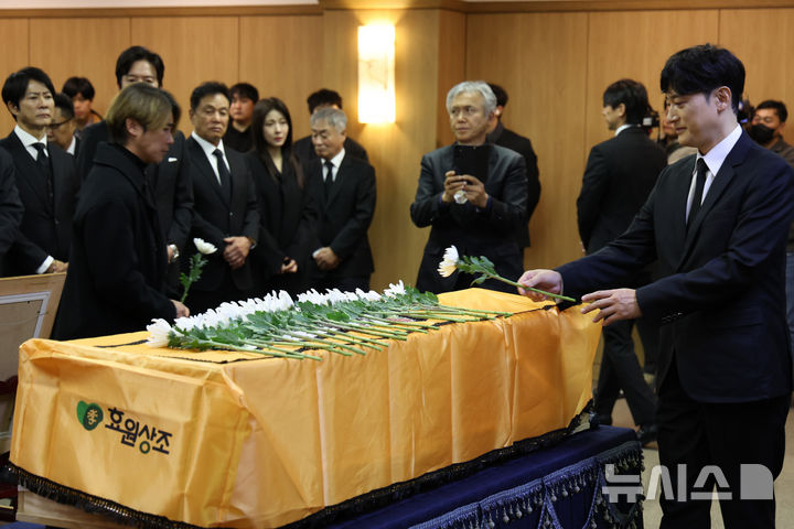 【フォト】チェ・スジョン、ユ・ドングン、チョン・ジュノ…故イ・スンジェさん告別式で献花する俳優たち