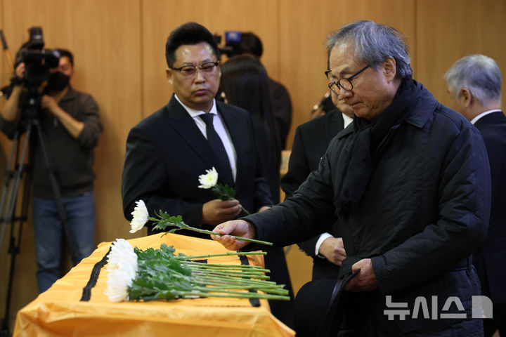 【フォト】チェ・スジョン、ユ・ドングン、チョン・ジュノ…故イ・スンジェさん告別式で献花する俳優たち