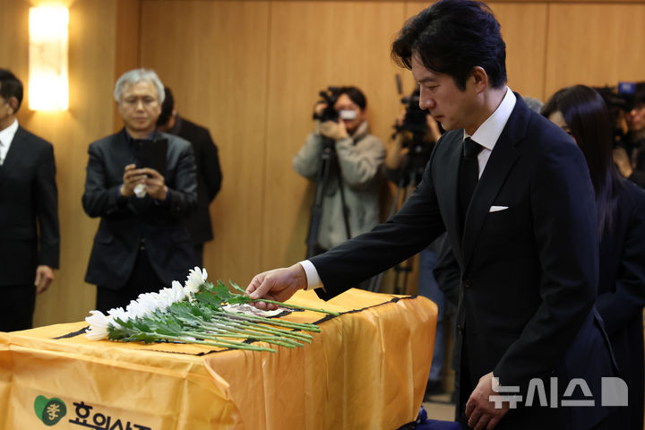 【フォト】チェ・スジョン、ユ・ドングン、チョン・ジュノ…故イ・スンジェさん告別式で献花する俳優たち