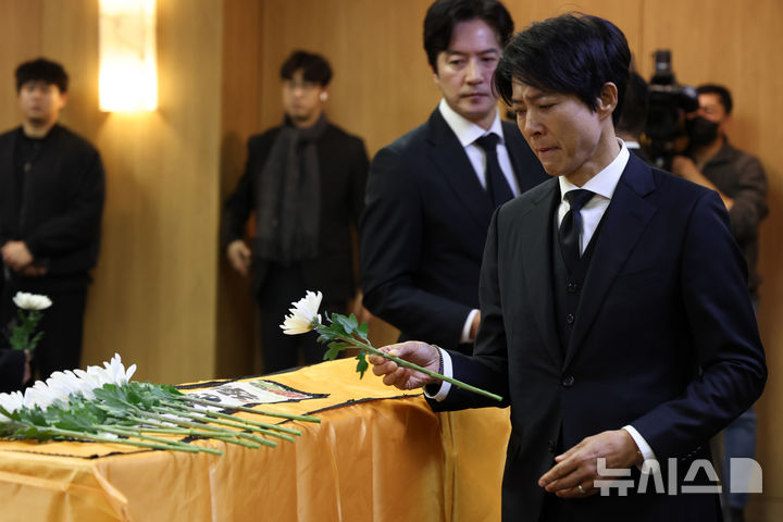 【フォト】チェ・スジョン、ユ・ドングン、チョン・ジュノ…故イ・スンジェさん告別式で献花する俳優たち