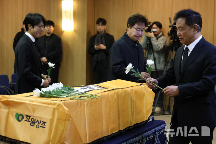 【フォト】チェ・スジョン、ユ・ドングン、チョン・ジュノ…故イ・スンジェさん告別式で献花する俳優たち