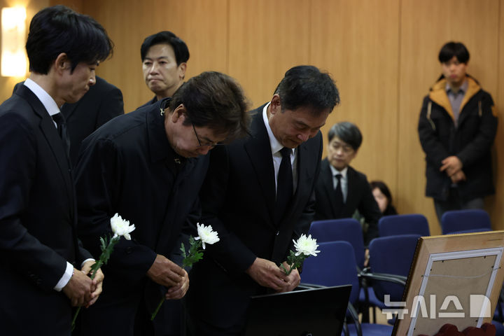 【フォト】チェ・スジョン、ユ・ドングン、チョン・ジュノ…故イ・スンジェさん告別式で献花する俳優たち