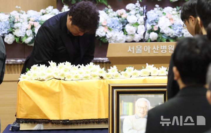 【フォト】チェ・スジョン、ユ・ドングン、チョン・ジュノ…故イ・スンジェさん告別式で献花する俳優たち