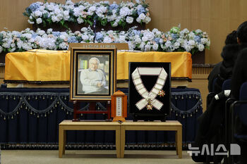 【フォト】ベテラン俳優イ・スンジェさんの告別式 参列したスターたち