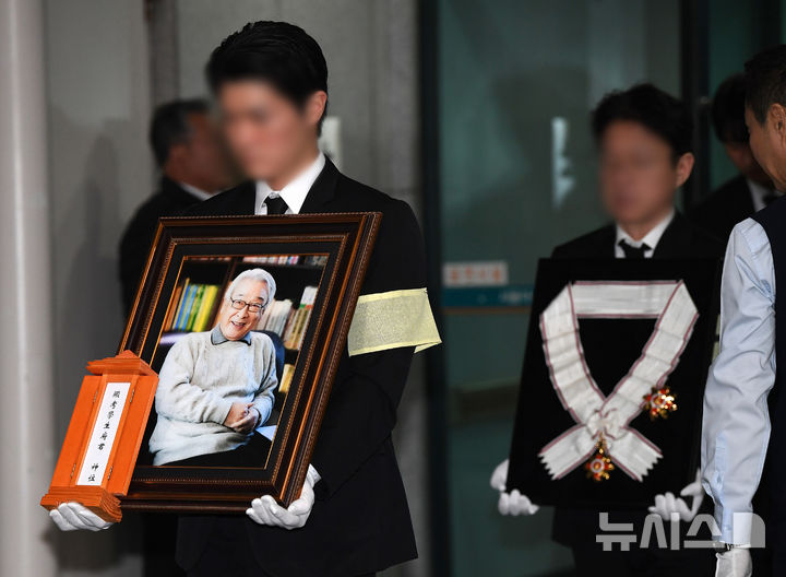 イ・スンジェさん告別式…遺族・後輩らが見守る中で出棺