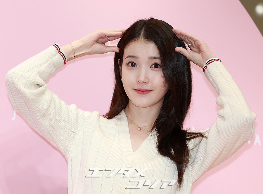 【フォト】ほっぺハート＆ウィンク…キュートが止まらないIU　ポーズいろいろ