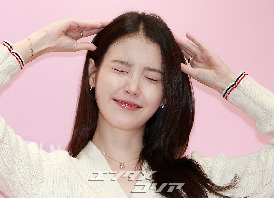 【フォト】ほっぺハート＆ウィンク…キュートが止まらないIU　ポーズいろいろ