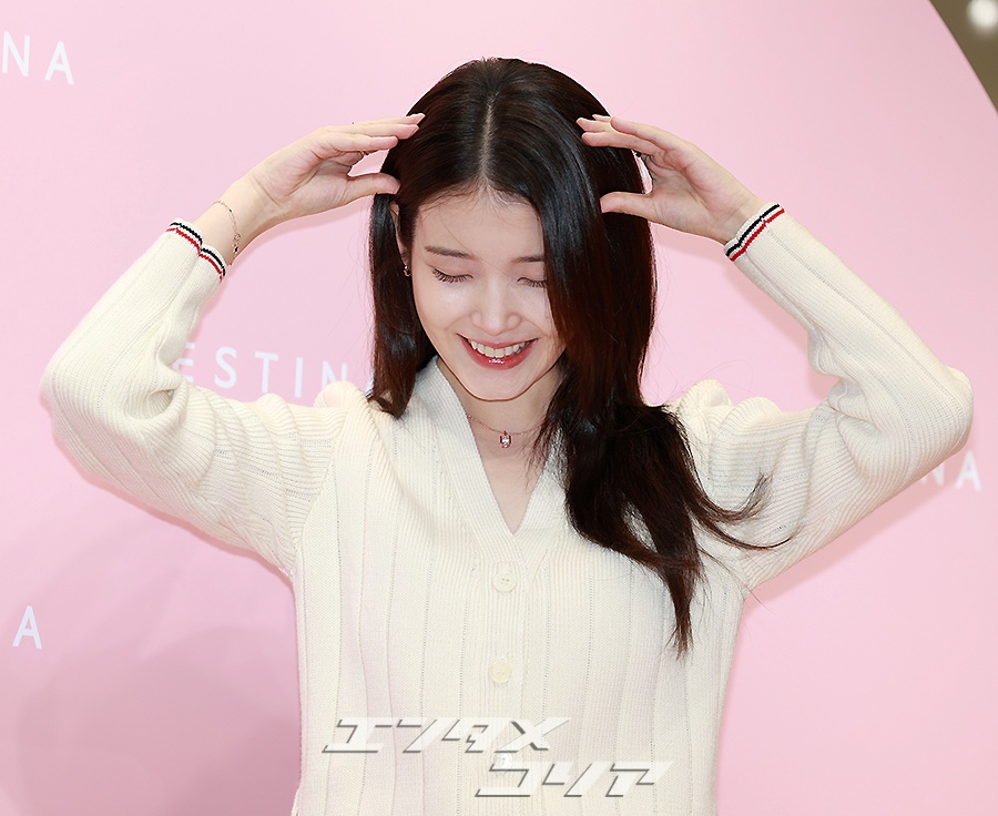 【フォト】ほっぺハート＆ウィンク…キュートが止まらないIU　ポーズいろいろ