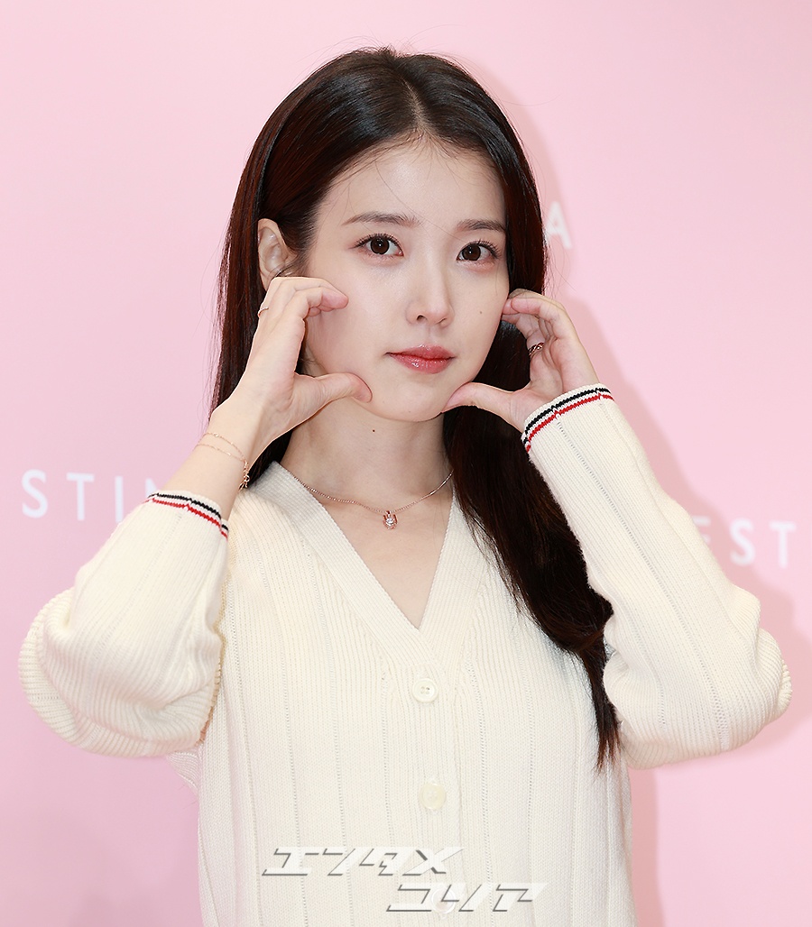 【フォト】ほっぺハート＆ウィンク…キュートが止まらないIU　ポーズいろいろ