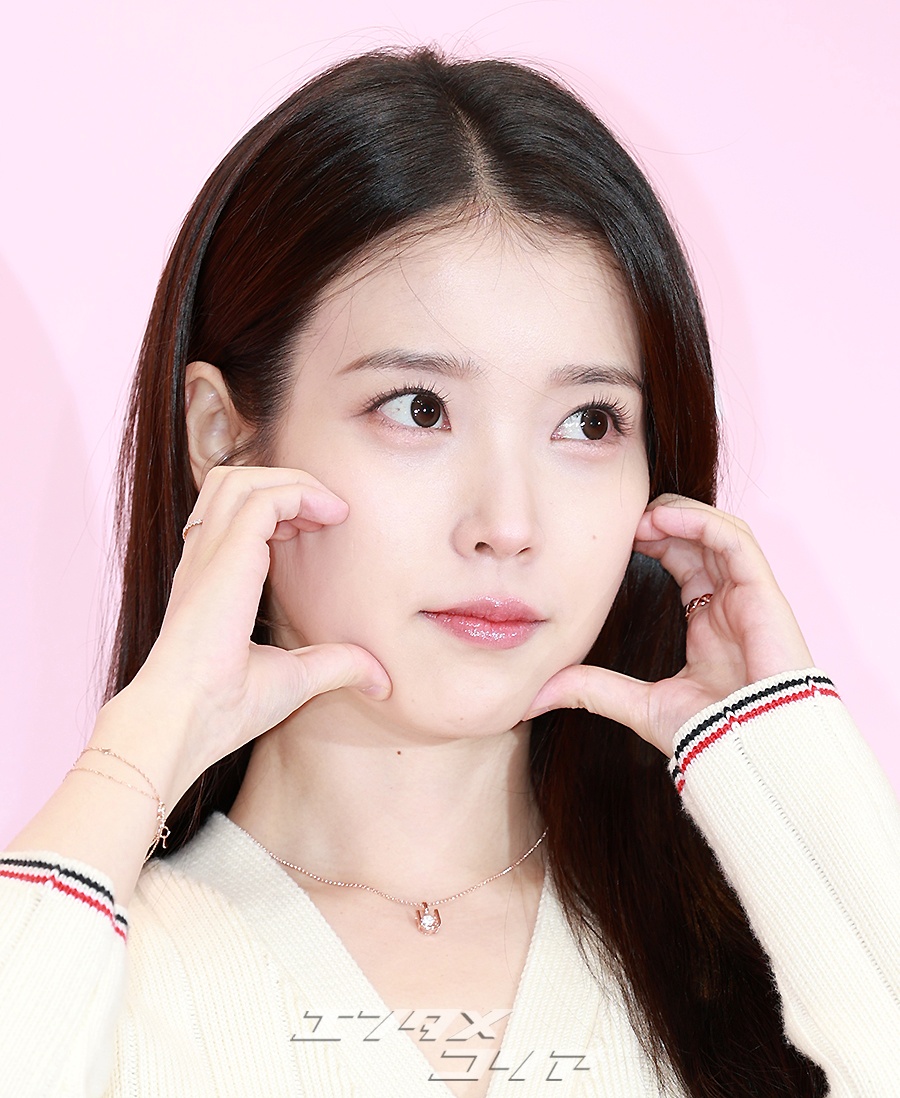 【フォト】ほっぺハート＆ウィンク…キュートが止まらないIU　ポーズいろいろ