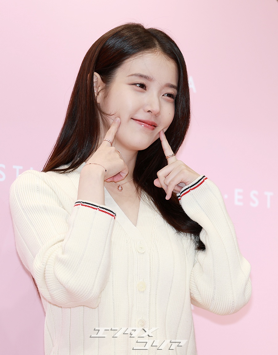 【フォト】ほっぺハート＆ウィンク…キュートが止まらないIU　ポーズいろいろ