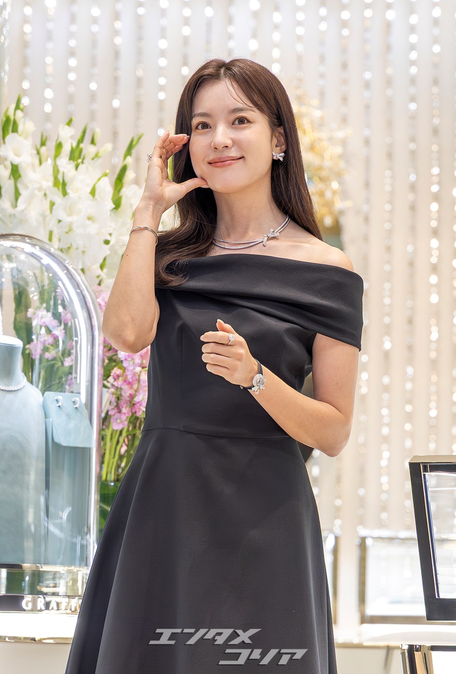【フォト】ハン・ヒョジュの美しさに釜山もうっとり…ハイジュエリー×オフショルダー黒ドレス