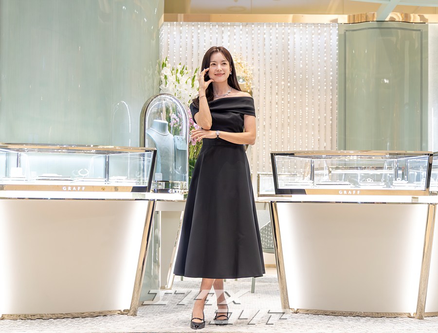 【フォト】ハン・ヒョジュの美しさに釜山もうっとり…ハイジュエリー×オフショルダー黒ドレス