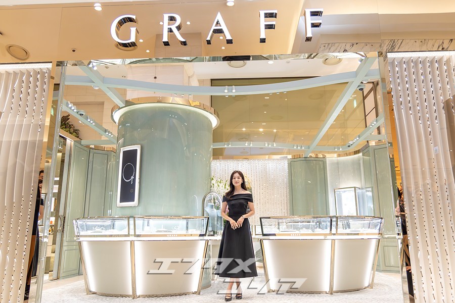 【フォト】ハン・ヒョジュの美しさに釜山もうっとり…ハイジュエリー×オフショルダー黒ドレス