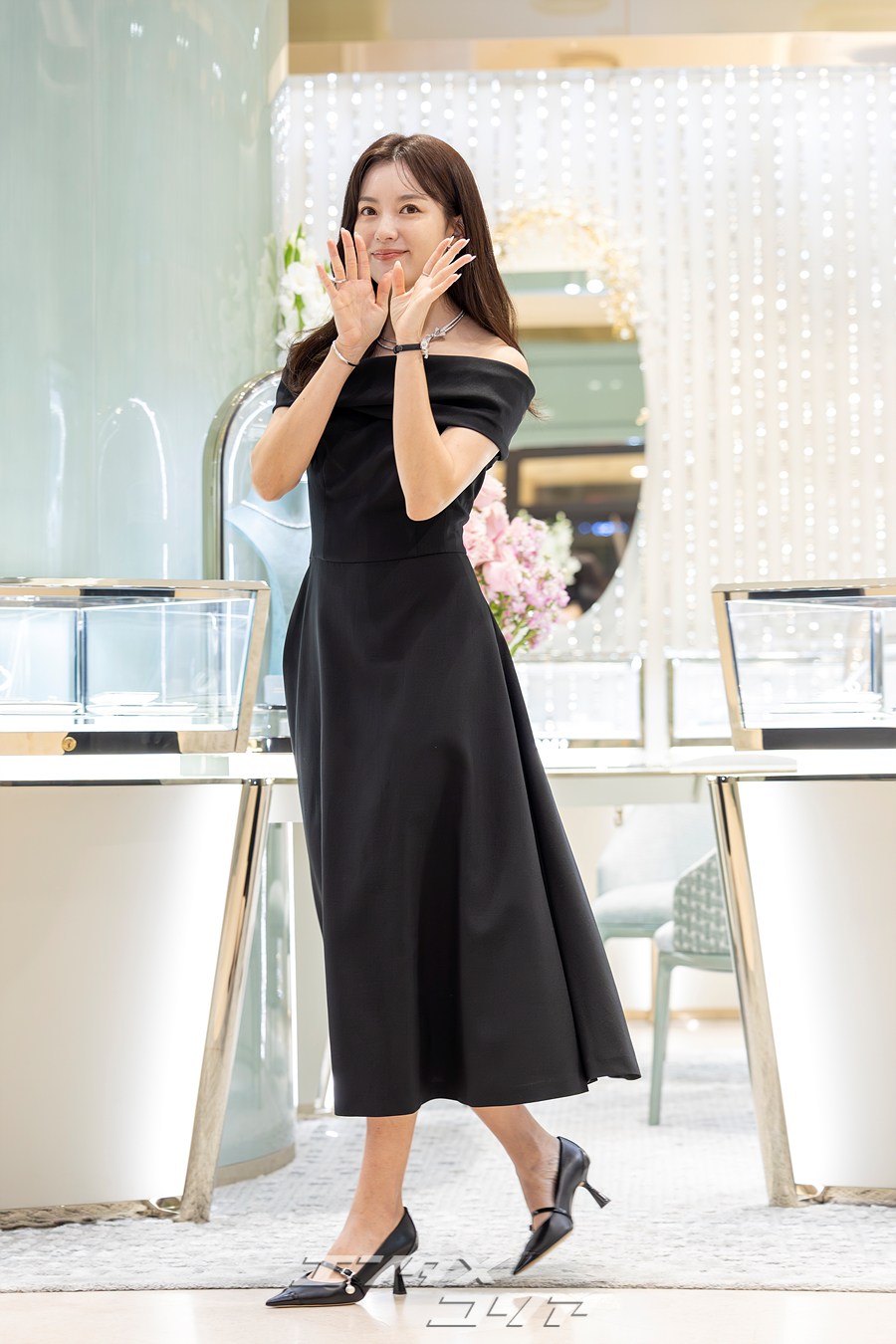 【フォト】ハン・ヒョジュの美しさに釜山もうっとり…ハイジュエリー×オフショルダー黒ドレス