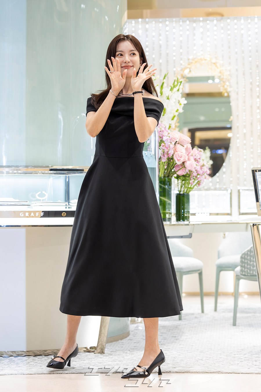 【フォト】ハン・ヒョジュの美しさに釜山もうっとり…ハイジュエリー×オフショルダー黒ドレス