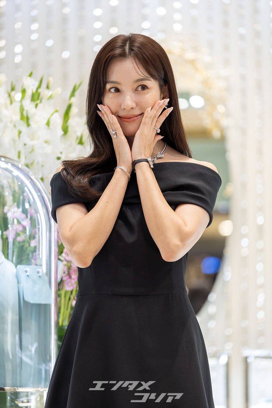 【フォト】ハン・ヒョジュの美しさに釜山もうっとり…ハイジュエリー×オフショルダー黒ドレス