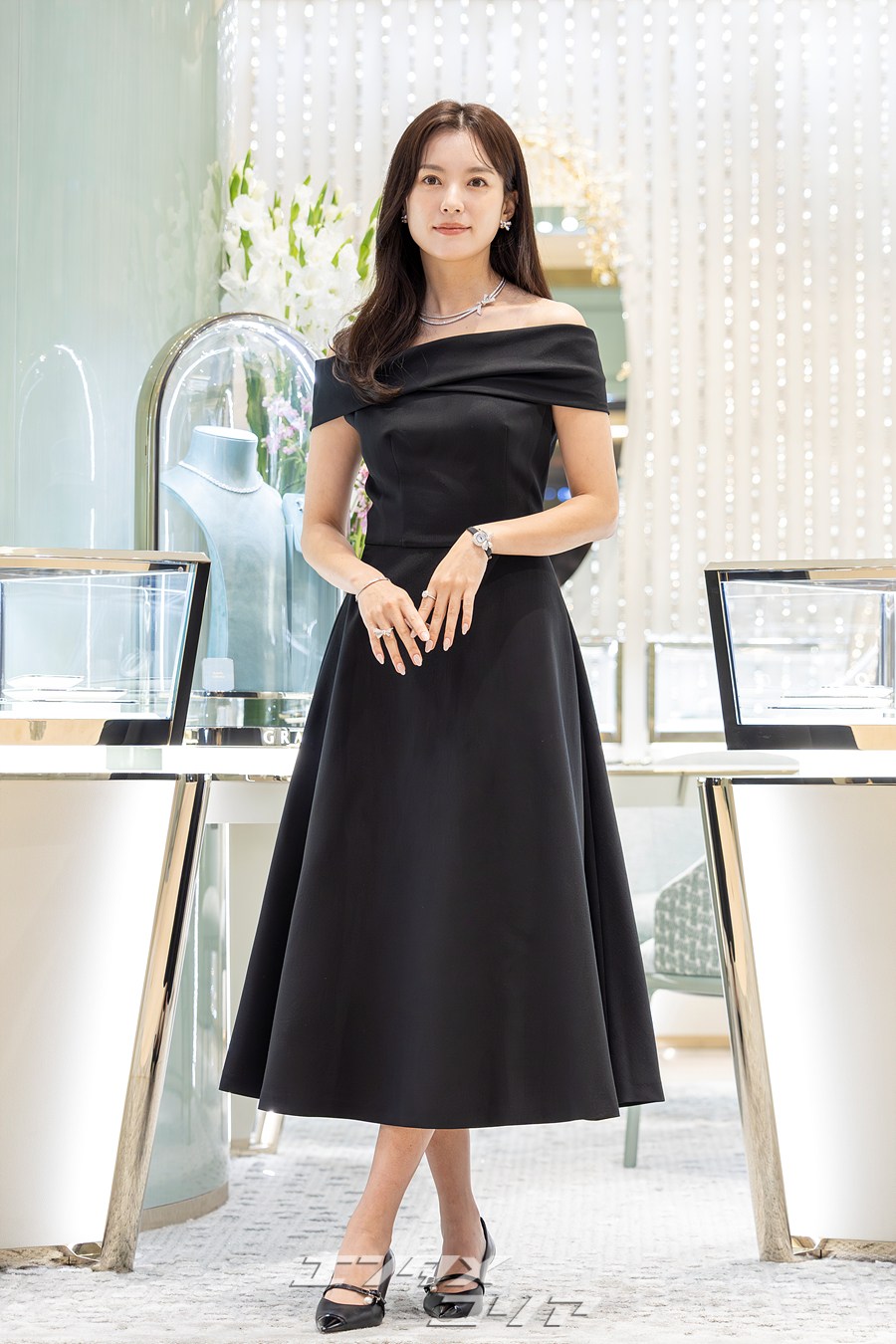 【フォト】ハン・ヒョジュの美しさに釜山もうっとり…ハイジュエリー×オフショルダー黒ドレス