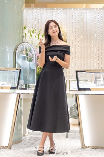 【フォト】ハン・ヒョジュの美しさに釜山もうっとり…ハイジュエリー×オフショルダー黒ドレス