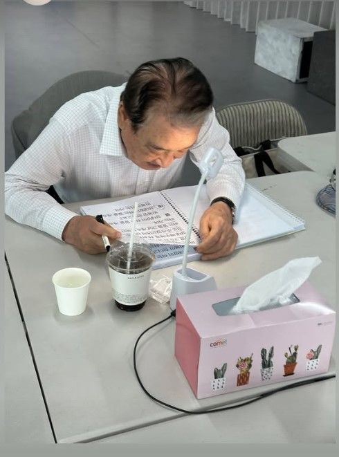 イ・スンジェさんと手をつないだSHINeeミンホ「先生から多くを学んだ」