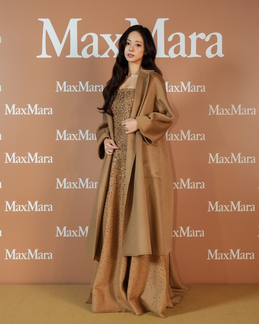 TWICEツウィ、東京の「Max Mara」ポップアップストアに登場…上品なドレス姿披露
