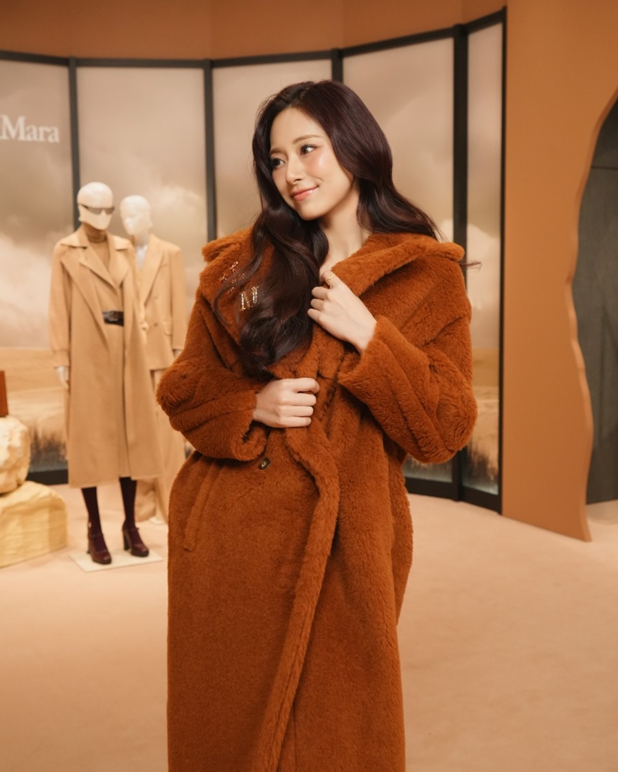 TWICEツウィ、東京の「Max Mara」ポップアップストアに登場…上品なドレス姿披露
