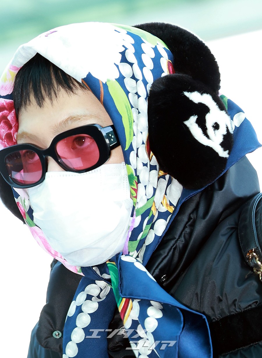 【フォト】G-DRAGON「高級ブランドスカーフ×イヤーマフ」…ヒップでかわいい空港ファッション